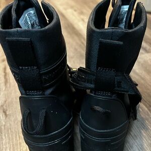 Black converse boots in 7.5